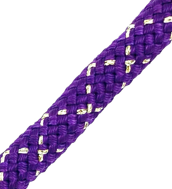 Sjippetov Pastorelli NEW ORLEANS, Violet/Guld.
Pastorelli NEW ORLEANS sjippetov er af den bedste kvalitet og et foretrukkent mærke hos topgymnasterne indenfor rytmisk gymnastik.
FIG-godkendt til konkurrencer.
Længde 3 m.
Diameter 9 mm.
Sjippetovet