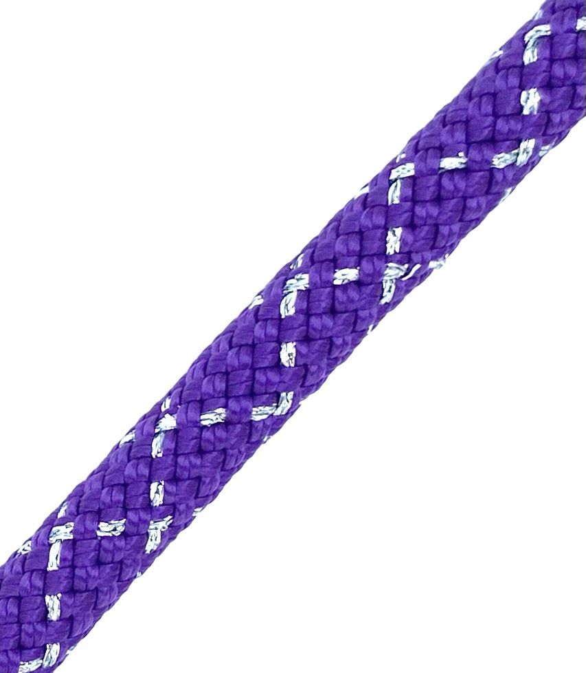 Sjippetov Pastorelli NEW ORLEANS, Violet/Sølv.
Pastorelli NEW ORLEANS sjippetov er af den bedste kvalitet og et foretrukkent mærke hos topgymnasterne indenfor rytmisk gymnastik.
FIG-godkendt til konkurrencer.
Længde 3 m.
Diameter 9 mm.
Sjippetovet