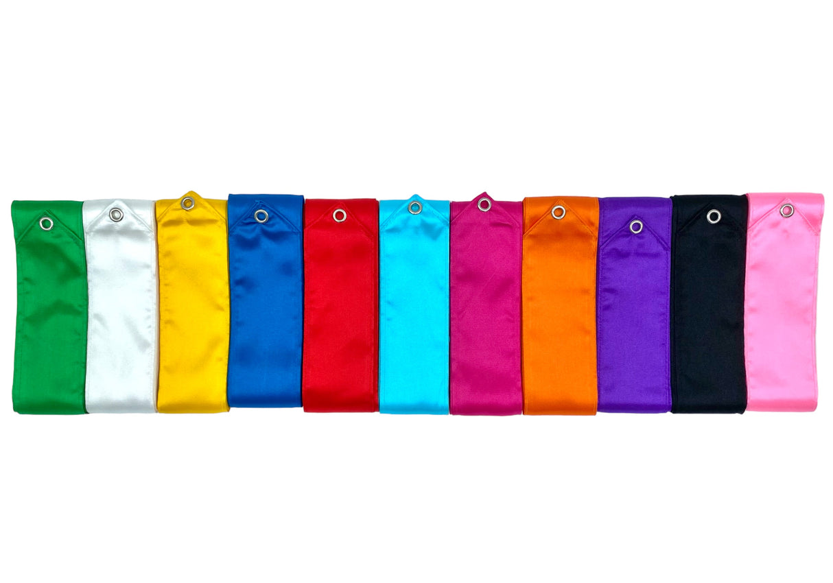 MALA vimpler fås i mange forskellige flotte, klare farver - Grøn, Hvid, Gul, Blå, Rød, Lyseblå, Pink, Orange, Lilla, Sort, Lyserød.
Passer til alle aldersgrupper, da vimplen kan tilpasses til den ønskede længde.
5 cm bredt rayonbånd.
Stav sælges s