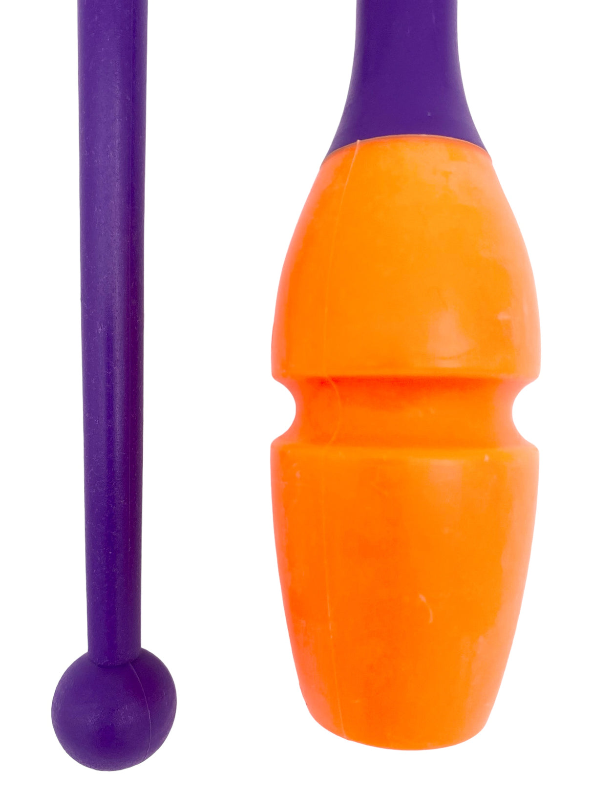 Tofarvet gymnastikkølle fra Pastorelli med en krop (den orange del) af gummi, hvilket gør, at køllen kan stødes mod gulvet og springe tilbage.
Køllerne kan også sættes sammen i forlængelse af hinanden.
En farverig kølle til træning, opvisning, show