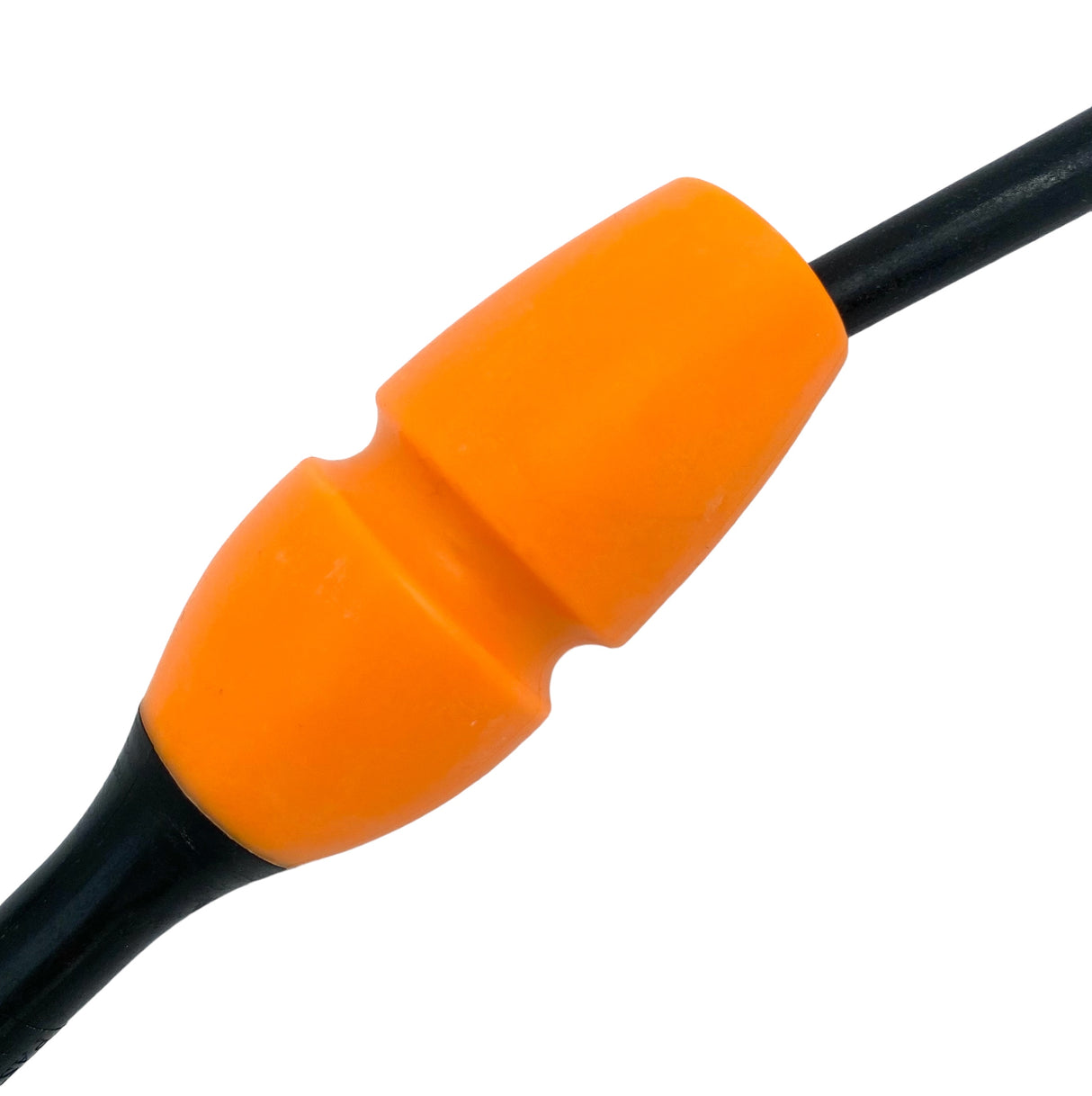 Tofarvet gymnastikkølle fra Pastorelli med en krop (den orange del) af gummi, hvilket gør, at køllen kan stødes mod gulvet og springe tilbage.
Køllerne kan også sættes sammen i forlængelse af hinanden.
En farverig kølle til træning, opvisning, show