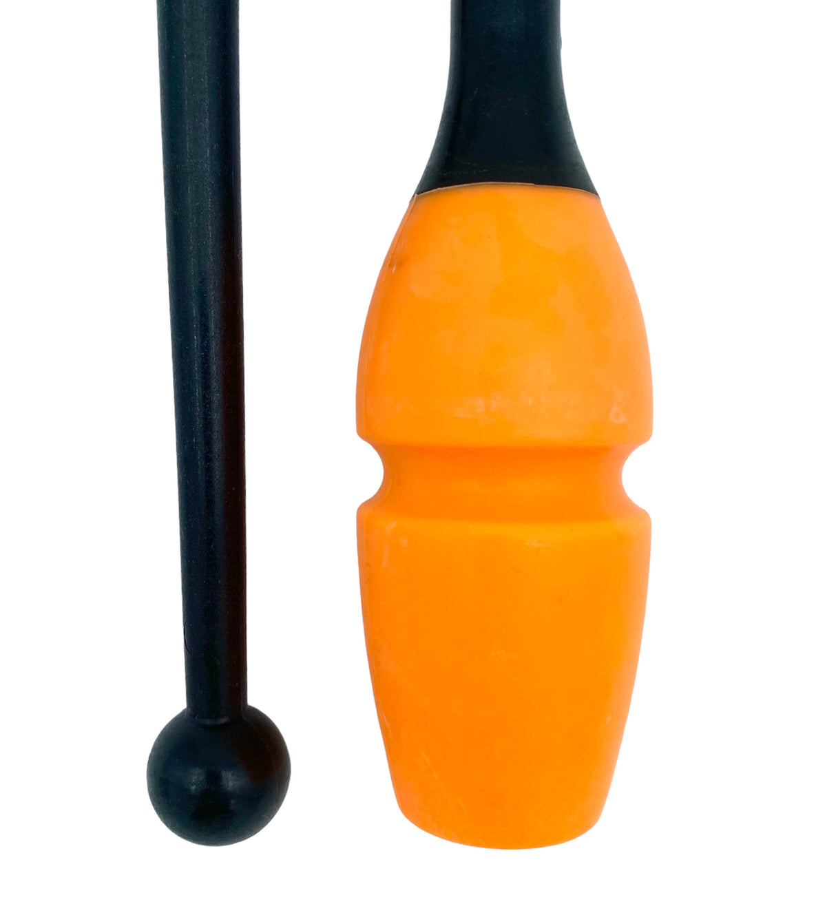 Tofarvet gymnastikkølle fra Pastorelli med en krop (den orange del) af gummi, hvilket gør, at køllen kan stødes mod gulvet og springe tilbage.
Køllerne kan også sættes sammen i forlængelse af hinanden.
En farverig kølle til træning, opvisning, show