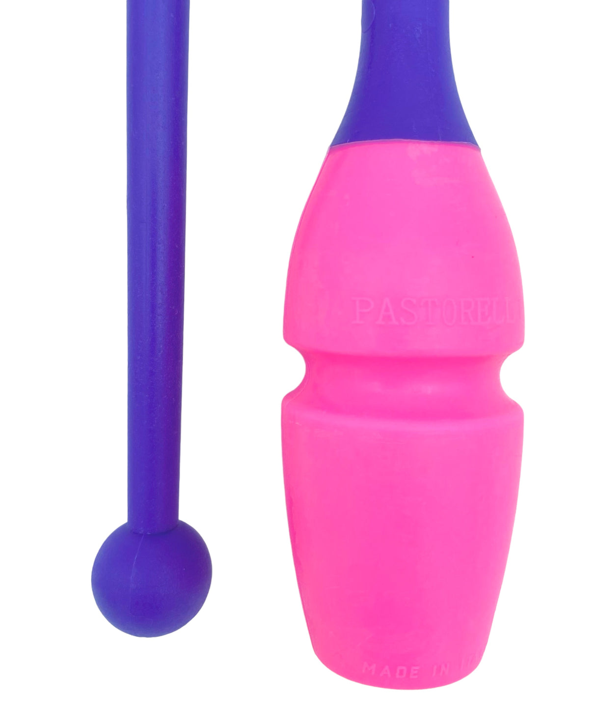 Tofarvet gymnastikkølle fra Pastorelli med en krop (den pink del) af gummi, hvilket gør, at køllen kan stødes mod gulvet og springe tilbage.
Køllerne kan også sættes sammen i forlængelse af hinanden.
En farverig kølle til træning, opvisning, show o