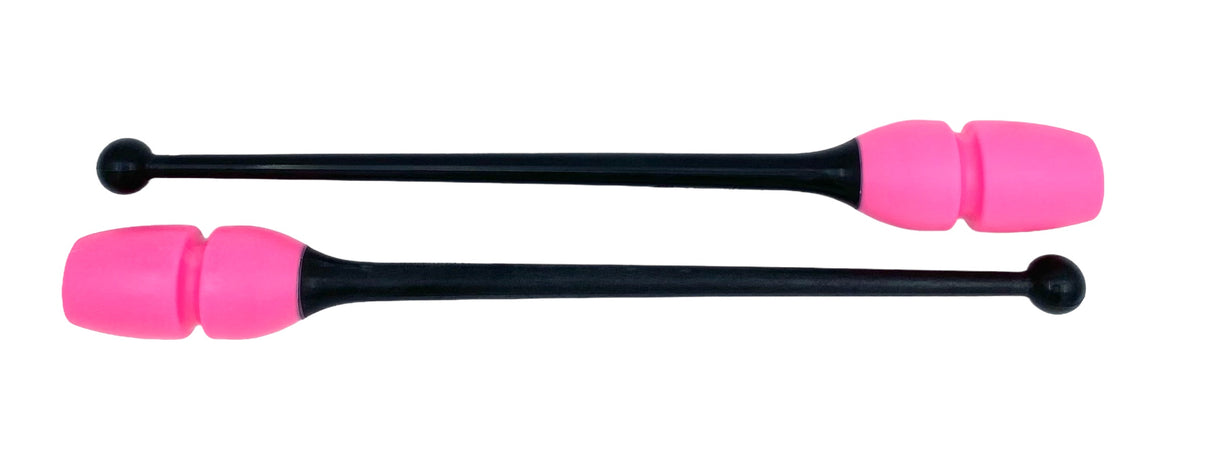 Tofarvet gymnastikkølle fra Pastorelli med en krop (den pink del) af gummi, hvilket gør, at køllen kan stødes mod gulvet og springe tilbage.
Køllerne kan også sættes sammen i forlængelse af hinanden.
En farverig kølle til træning, opvisning, show o