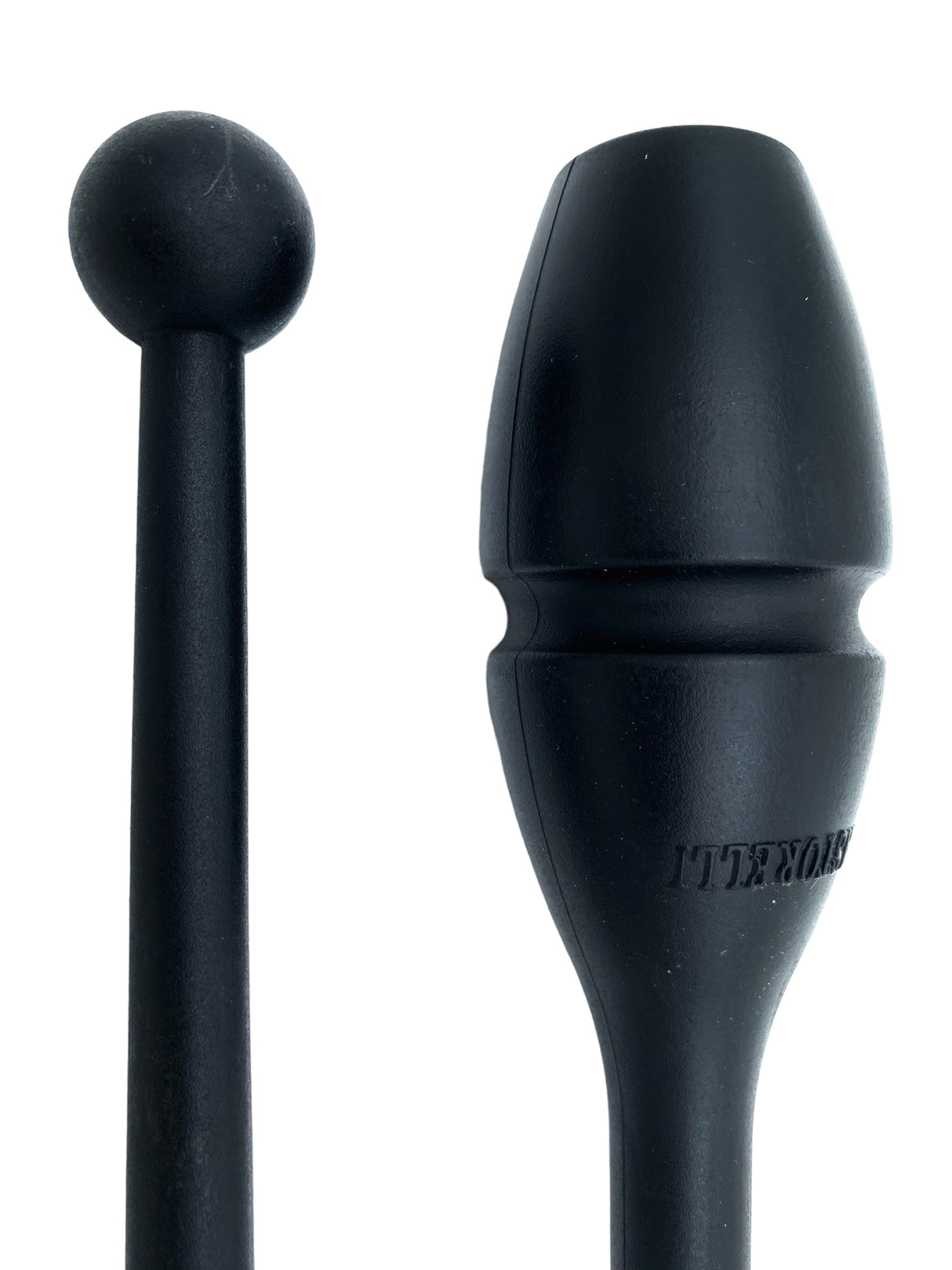 En farverig kølle til træning, opvisning, show og konkurrence.
Italienske Pastorelli står for den absolutte topkvalitet indenfor håndredskaber til rytmisk gymnastik. De tilbyder et bredt udvalg af udstyr, herunder tøndebånd, køller, bolde, vimpler