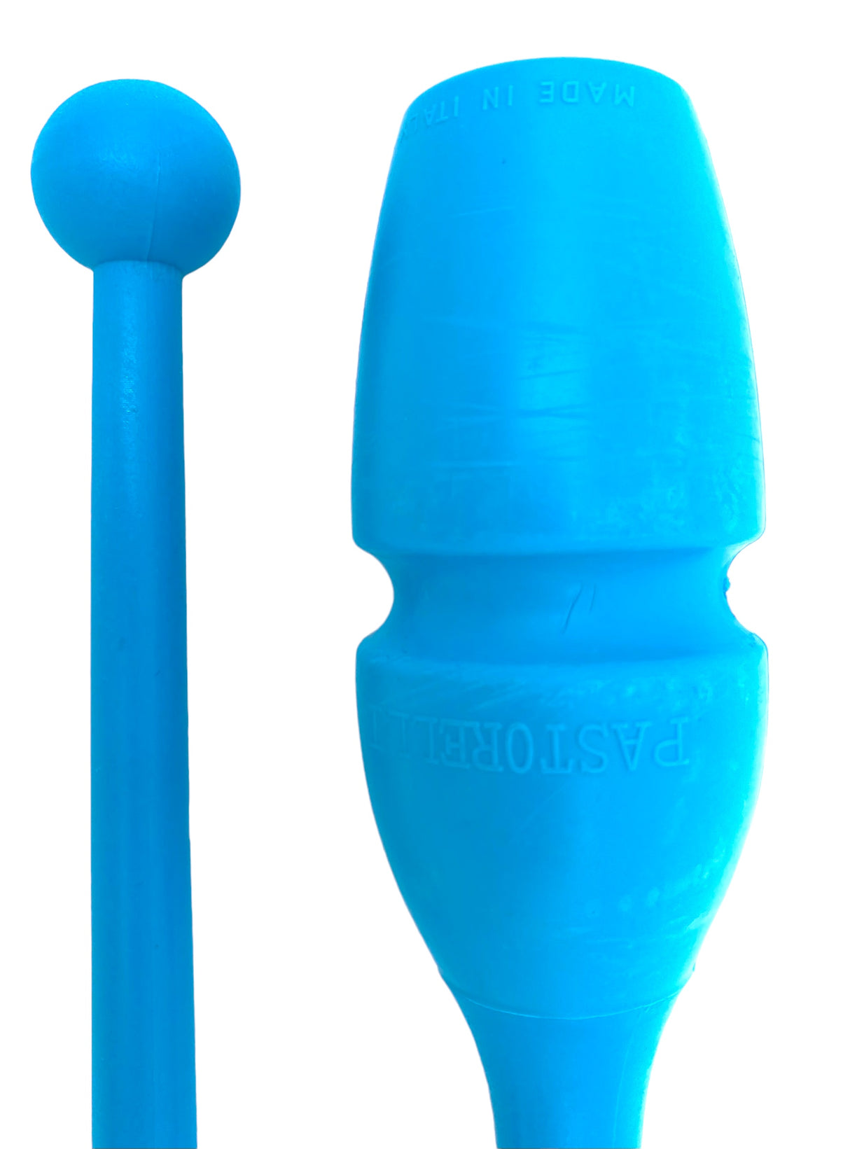 MASHA gymnastikkølle fra Pastorelli med både bounceeffekt og connectable.
Bounce betyder at køllen er lavet af gummi og derfor kan stødes mod gulvet og springe tilbage.
Connectable betyder at køllerne kan også sættes sammen i forlængelse af hinanden.