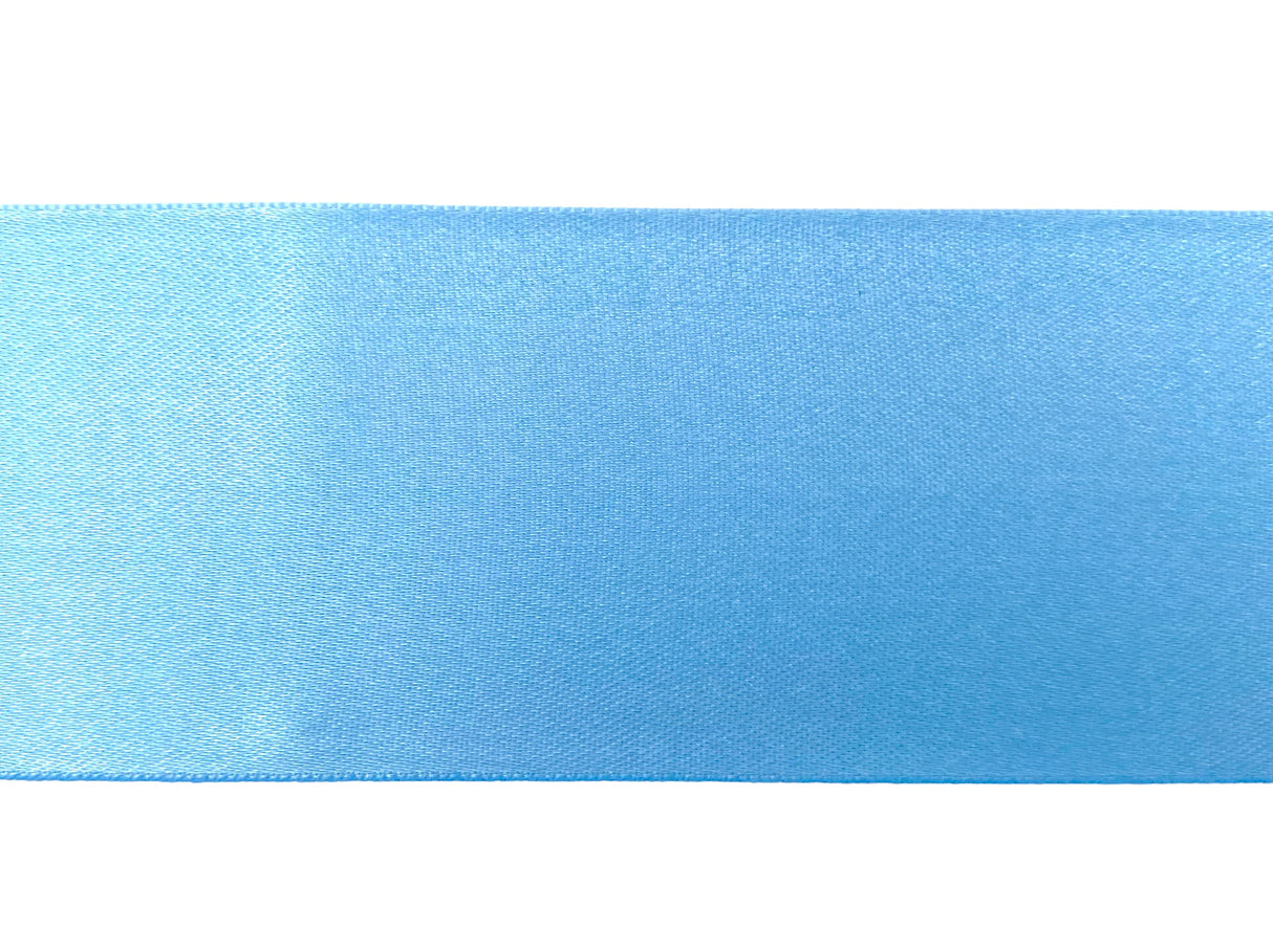 Amaya Vimpel til rytmisk gymnastik.
Amayas vimpel er det perfekte valg for rytmiske gymnaster, uanset om det er til træning eller opvisning.
Vimplerne er 6 meter lange og er lette nok til at bevæge sig elegant gennem luften, men har stadig tilstrækk