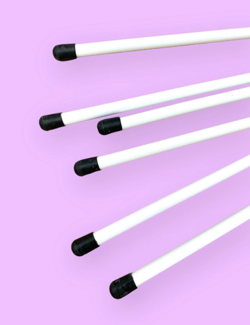 MALA vimpelstang til rytmisk gymnastik.
Klassisk hvid vimpelstang i glasfiber, med endeprop i gummi, samt øje og svirvel til vimpelmontering.
Rigtig god kvalitet.
Designet til at give gymnasten optimal effekt af koreografier, sving og kast med vimpl