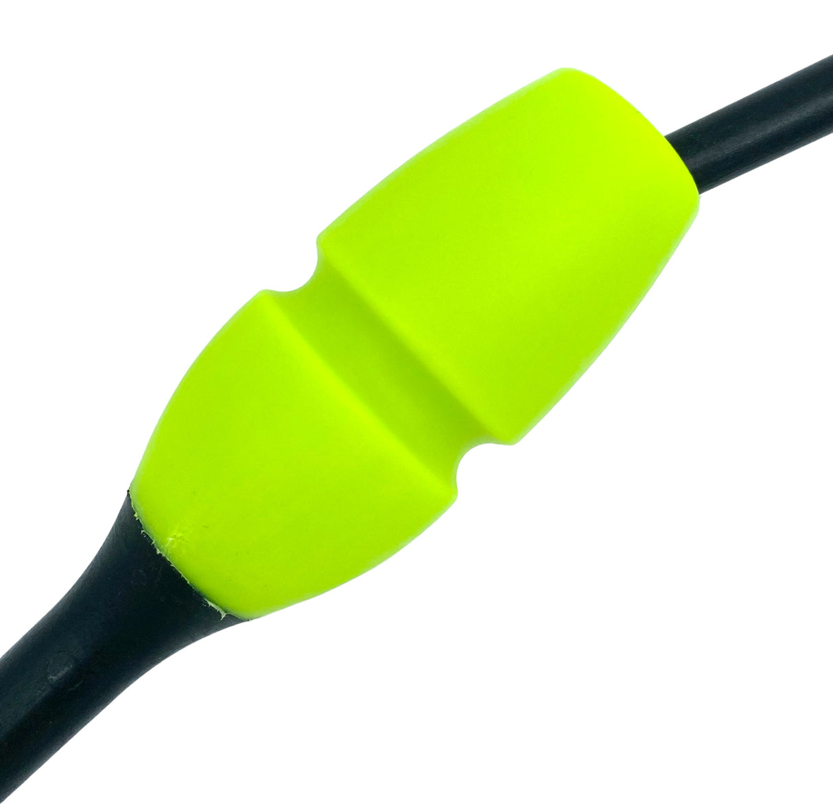 Tofarvet gymnastikkølle fra Pastorelli med en krop (den orange del) af gummi, hvilket gør, at køllen kan stødes mod gulvet og springe tilbage.
Køllerne kan også sættes sammen i forlængelse af hinanden.
En farverig kølle til træning, opvisning, show