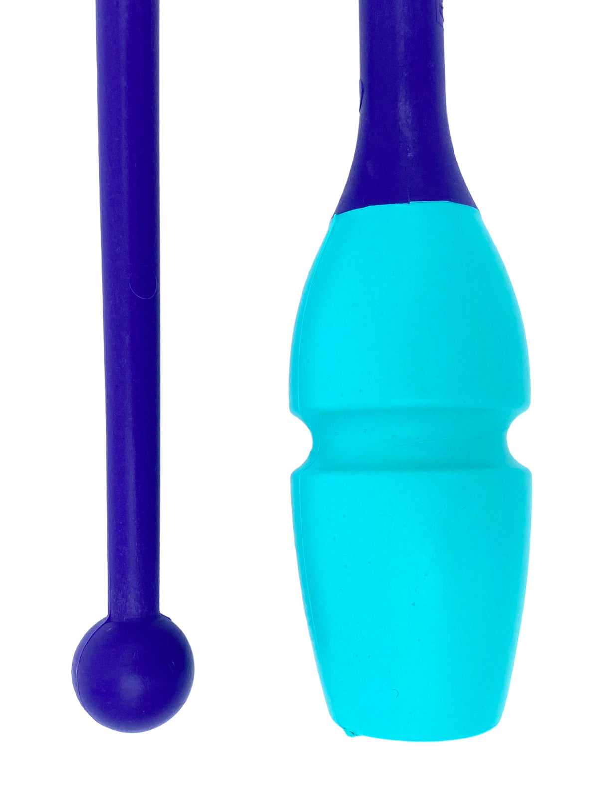 Tofarvet gymnastikkølle fra Pastorelli med en krop af gummi, hvilket gør, at køllen kan stødes mod gulvet og springe tilbage.
Køllerne kan også sættes sammen i forlængelse af hinanden.
En farverig kølle til træning, opvisning, show og konkurrence.