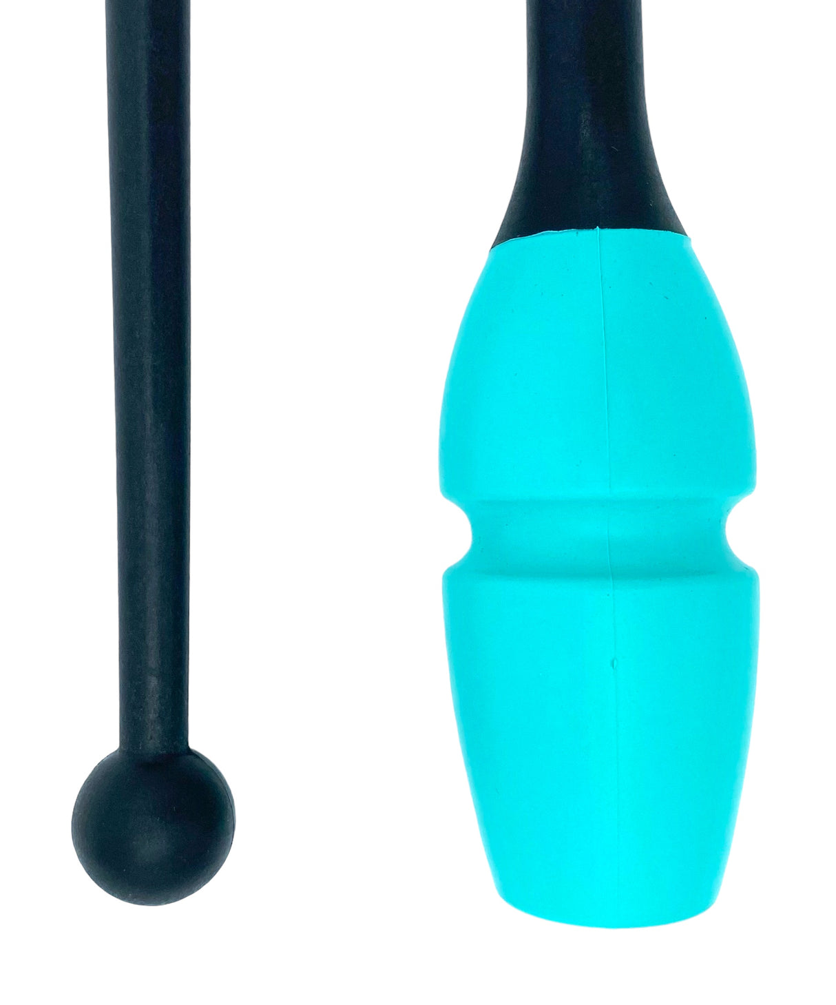 Tofarvet gymnastikkølle fra Pastorelli med en krop af gummi, hvilket gør, at køllen kan stødes mod gulvet og springe tilbage.
Køllerne kan også sættes sammen i forlængelse af hinanden.
En farverig kølle til træning, opvisning, show og konkurrence.