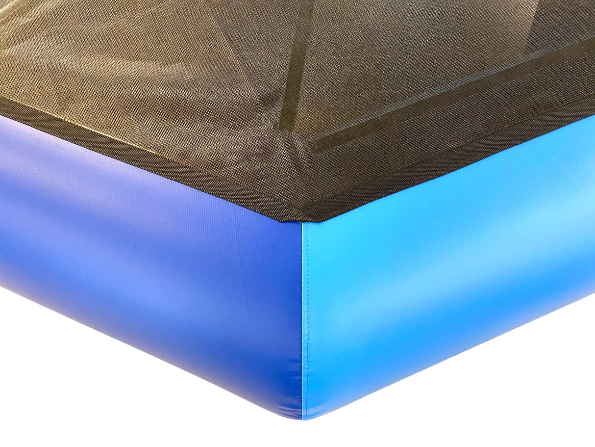 Hoppeburger ø 200 cm.
700 g/m2. PVC dug.
Den bedste trampolin til de helt små.
Med denne burger kan der hurtig leges øvelser ind til motorik, balance og hoppetræning
Det er så sjovt for børnene når der læres med leg.