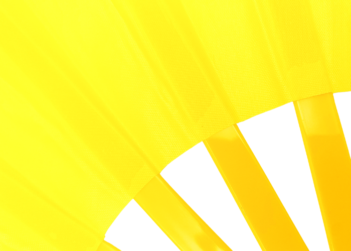 Gul gymnastikvifte.
Oplev elegance og effekt på opvisningsgulvet med vores gymnastikvifte. Denne vifte fås i flere forskellige farver, så du kan vælge den, der passer bedst til din stil og optræden. Når viften er udslået, måler den imponerende 60 cm