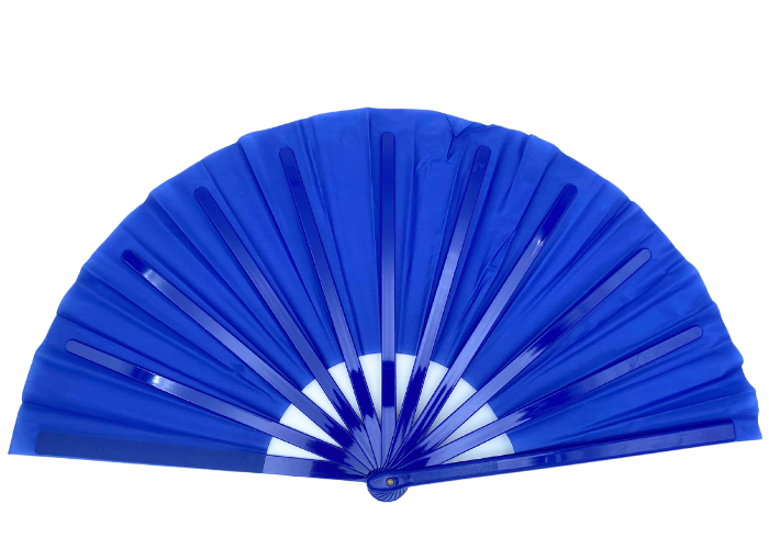 Blå gymnastikvifte. Oplev elegance og effekt på opvisningsgulvet med vores gymnastikvifte. Denne vifte fås i flere forskellige farver, så du kan vælge den, der passer bedst til din stil og optræden. Når viften er udslået, måler den imponerende 60 cm