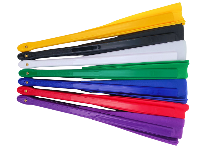 Oplev elegance og effekt på opvisningsgulvet med vores gymnastikvifte. Denne vifte fås i flere forskellige farver, så du kan vælge den, der passer bedst til din stil og optræden. Når viften er udslået, måler den imponerende 60 cm i bredden, hvilket s