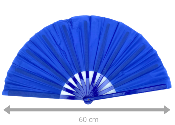 Blå gymnastikvifte. Oplev elegance og effekt på opvisningsgulvet med vores gymnastikvifte. Denne vifte fås i flere forskellige farver, så du kan vælge den, der passer bedst til din stil og optræden. Når viften er udslået, måler den imponerende 60 cm