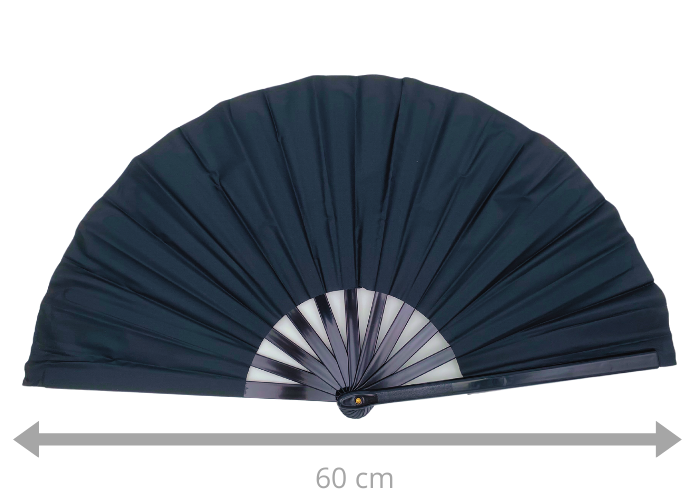 Sort gymnastikvifte. Oplev elegance og effekt på opvisningsgulvet med vores gymnastikvifte. Denne vifte fås i flere forskellige farver, så du kan vælge den, der passer bedst til din stil og optræden. Når viften er udslået, måler den imponerende 60 cm