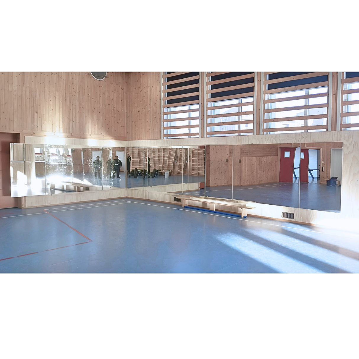 Væghængt spejlskab med sidespejle L300 cm