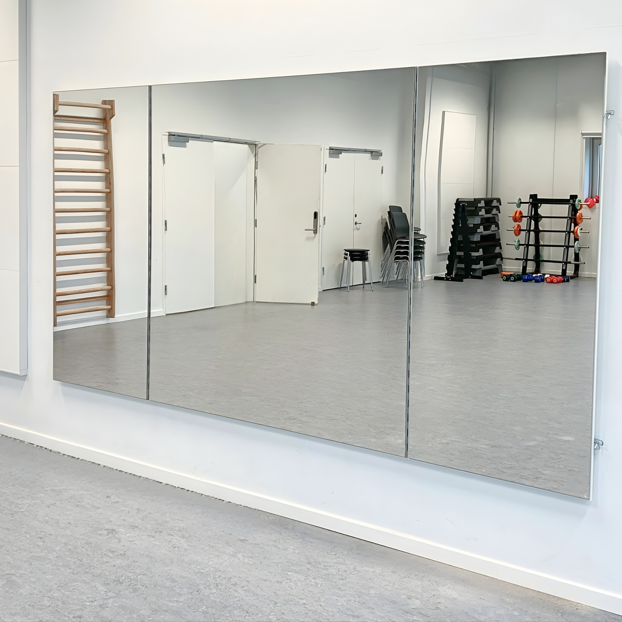 Væghængt spejlskab med sidespejle L300 cm