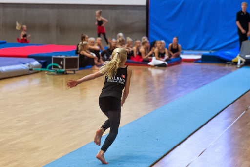 Gymnast løber på 15 m  tilløbsmåtte