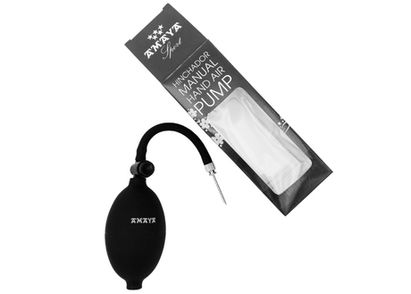 Håndpumpe fra Amaya til rytmisk gymnastikbolde.
Fremstillet af blød plast. Nem betjening. Indvendig ventil til at lede luften. Drej på skruen for at vælge, om der skal luft ind til oppustning eller ud til udtømning.

Lille, smart og funktionel.