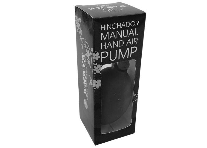Håndpumpe fra Amaya til rytmisk gymnastikbolde.
Fremstillet af blød plast. Nem betjening. Indvendig ventil til at lede luften. Drej på skruen for at vælge, om der skal luft ind til oppustning eller ud til udtømning.

Lille, smart og funktionel.