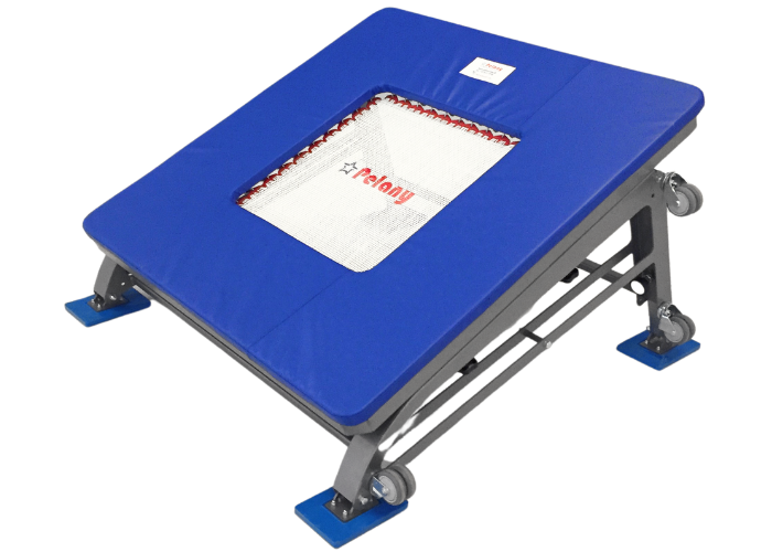 FALCON® minitrampolin fra Pelany fås i 3 forskellige modeller - til børn, junior og senior, med 32, 36 eller 40 fjedre.
Skridsikre fødder.
Pelany 2-string dug.
Stærke fjedre, med uovertruffen springkraft.
Fleksibel tilpasning af springvinkel, 4 højde