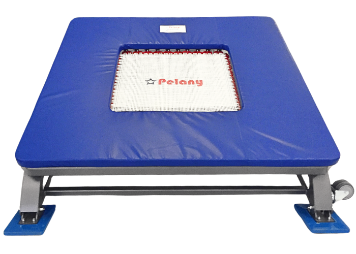 FALCON® minitrampolin fra Pelany fås i 3 forskellige modeller - til børn, junior og senior, med 32, 36 eller 40 fjedre.
Skridsikre fødder.
Pelany 2-string dug.
Stærke fjedre, med uovertruffen springkraft.
Fleksibel tilpasning af springvinkel, 4 højde