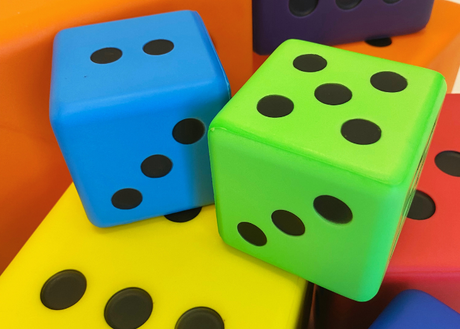 Skumterning.
Til spil, læring og leg
Kan vaskes.
Kan bruges i undervisning i skolerne, helt lydløse.
Høj kvalitet - lav pris.
Kan købes i forskellige størrelser.