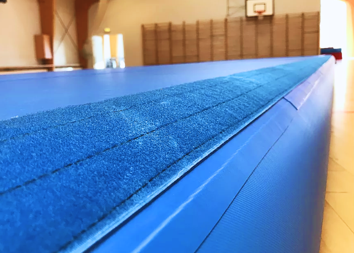 Airtrack Pro 30 cm er et airtrack som henvender sig til gymnastikforeninger, efterskoler og skoler. Der er masser af spring og effektfuldt afsæt til alle aldersgrupper. Hårdhed kan let og hurtigt tilpasses gymnasternes alder og niveau.  Findes i 2 me