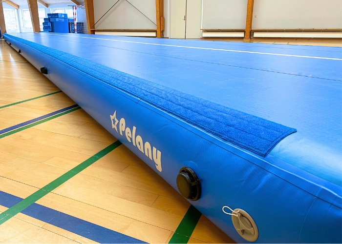 Airtrack Pro 30 cm er et airtrack som henvender sig til gymnastikforeninger, efterskoler og skoler. Der er masser af spring og effektfuldt afsæt til alle aldersgrupper. Hårdhed kan let og hurtigt tilpasses gymnasternes alder og niveau.  Findes i 2 me