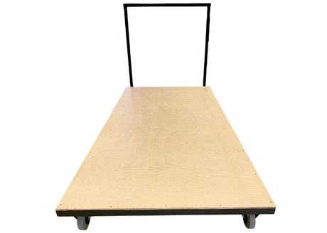 Universalvogn til gymnastikredskaber.
Bøjlen kan tages af hvis der er behov for det.
Men træplade på bunden.

Vognen er 1 meter bred og 2 meter lang.
Praktisk vogn til måtter og skumredskaber.
Dansk kvalitet.
Robust vogn.
Kan bruges til alle typer gy