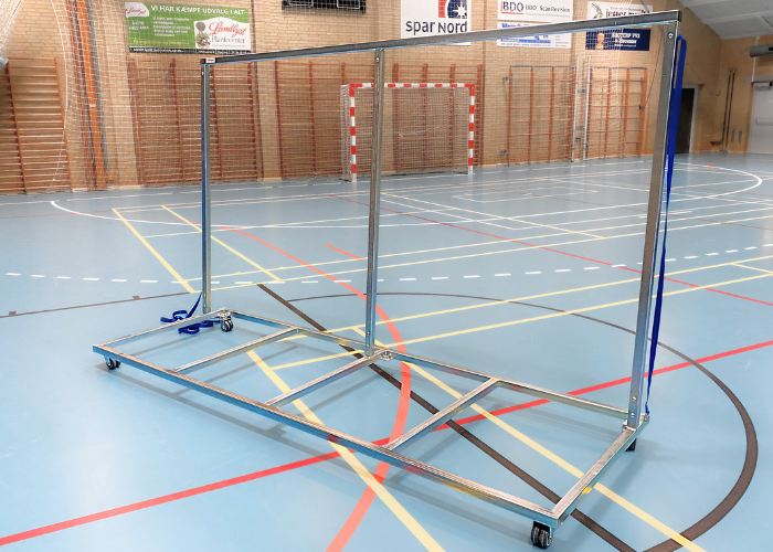 Måttevogn L model.
Redskabsvogn til 2 stk. nedspringsmåtter, tykmåtter eller softmåtter.
4 stk. gummihjul for nem transport.
Elgalvaniseret.

Måttevogn L model har 2 ekstra tværpinde i bunden, så måtterne står bedre på vognen.

Leveres delvis usamlet