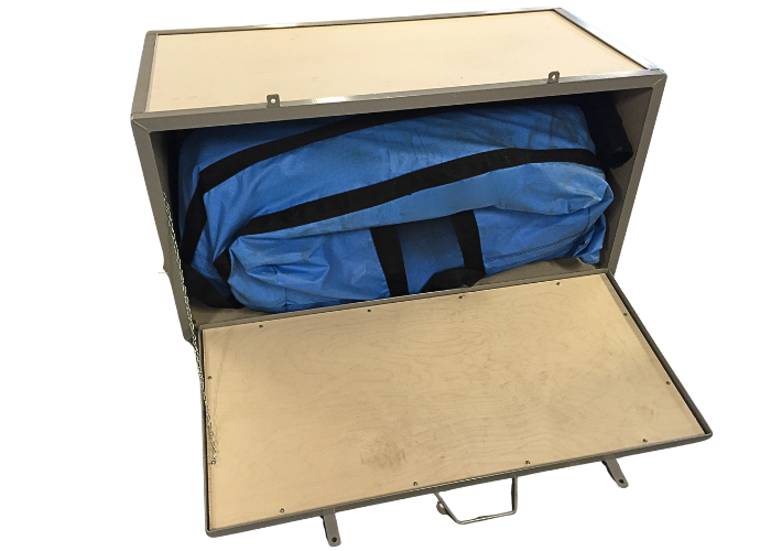 Opbevaringskasse 60x60x120 cm.
Kraftig stålramme og sider af 12 mm. birkefiner.
4 stk. hjul.
Kan låses med hængelås.