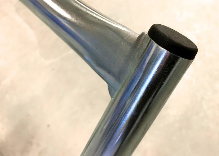 J-vogn til transport af letvægtsrullemåtter, airtracks og airkiler.

4 stk. dobbelthjul sikre en god balance på vognen og gør den let at køre med.

J vognen er en vippevogn som gør det let at rulle redskaberne op uden at skulle løfte på dem.