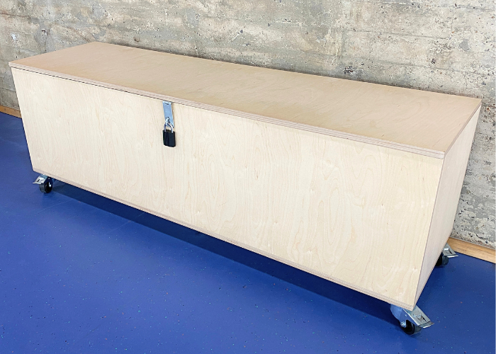 Opbevaringskasse på hjul - DGI Nordkraft model.
Monteret med 4 hjul. 2 stk. faste og og 2 stk. drejelige.
Fremstillet i birkefiner.
Låsebeslag til hængelås.