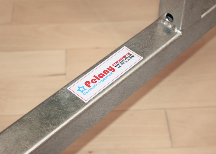 Vogn til 3 springbrædder.
Spænderem til til fastgørelse af springbrædder.
4 stk. hjul.
Lakeret eller galvaniseret.