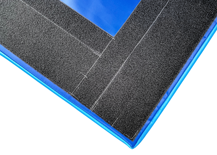 Lille sidekasse GYM til gymnastik.

Kan bruges enkeltvis eller samlet til forskellige springopstillinger.

Skumkvalitet 20 kg. pr. m3.
700 g/m2. PVC dug.
2 stk. kraftige bærehåndtag.
Monteret med velcro.
YKK lynlås.
Skridsikker bund.