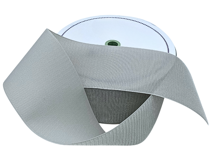 Velcrobånd, burrebånd, hook & loop eller amerikansk lynlås, kært barn har mange navne, men vi ved alle hvad det er og kender til den smarte og praktiske brugsfunktion – det er perfekt til at holde ting sammen og holde dem på plads.

Velcro med krog, 