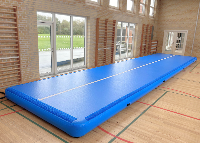 Airtrack Pro 30 cm er et airtrack som henvender sig til gymnastikforeninger, efterskoler og skoler. Der er masser af spring og effektfuldt afsæt til alle aldersgrupper. Hårdhed kan let og hurtigt tilpasses gymnasternes alder og niveau.  Findes i 2 me