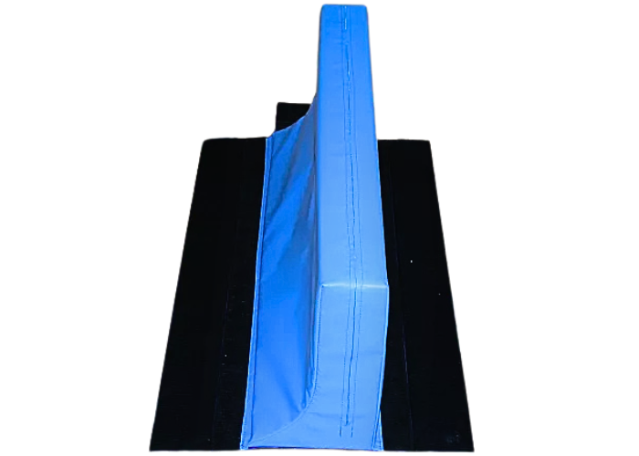 Overgang Airtrack Pro til nedspringsmåtte.
Kan samles i længderetning.

Overgangstykke som både kan bruges til nedspringsmåtte og springgrav.

Monteret med 15 cm. velcro på begge sider af overgangsstykket som passer i formen med airtracket afrundede 