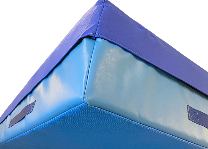 Softmåtte Basis L400

Opbygning af 2 lag skum á 15 cm.
Toplaget er en 15 cm. tyk rivefast hypersoftskum.
Bunden er en 17 kg/m3. skumkerne.
700 g/m2. PVC dug.
10 stk. kraftige bærehåndtag.
Top af strækstof.
Skridsikker bund.