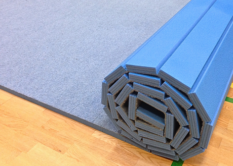 Gymnastikmåtte. 
Lavet af flexifilt.

Du kender materialet fra rytmegulve eller tilløbsmåtter - her tilpasset specielt til hjemmetræning.

Perfekt til træning derhjemme og nem at rulle sammen bagefter.

Lamelstrukturen gør at måtten kan rulles sammen