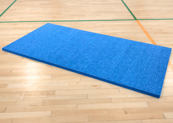 Gymnastikmåtte. 
Lavet af flexifilt.

Du kender materialet fra rytmegulve eller tilløbsmåtter - her tilpasset specielt til hjemmetræning.

Perfekt til træning derhjemme og nem at rulle sammen bagefter.

Lamelstrukturen gør at måtten kan rulles sammen