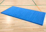 Gymnastikmåtte. 
Lavet af flexifilt.

Du kender materialet fra rytmegulve eller tilløbsmåtter - her tilpasset specielt til hjemmetræning.

Perfekt til træning derhjemme og nem at rulle sammen bagefter.

Lamelstrukturen gør at måtten kan rulles sammen
