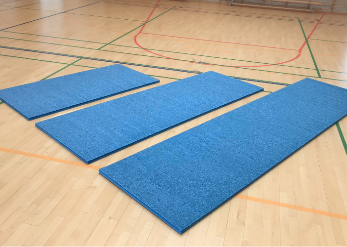 Gymnastikmåtte. 
Lavet af flexifilt.

Du kender materialet fra rytmegulve eller tilløbsmåtter - her tilpasset specielt til hjemmetræning.

Perfekt til træning derhjemme og nem at rulle sammen bagefter.

Lamelstrukturen gør at måtten kan rulles sammen