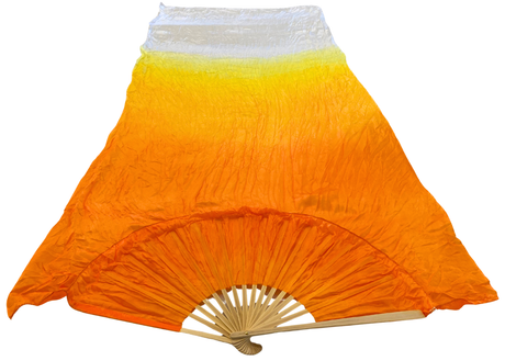 MALA viftevimpel. Viftevimpler er et af de nyeste håndredskaber på markedet. Viftevimplerne findes i flere forskellige flotte farvekombinationer.
Viftevimplen er fremstillet af 170 x 80 cm let og smidigt silkestof, monteret på en 55 cm bred vifte lav