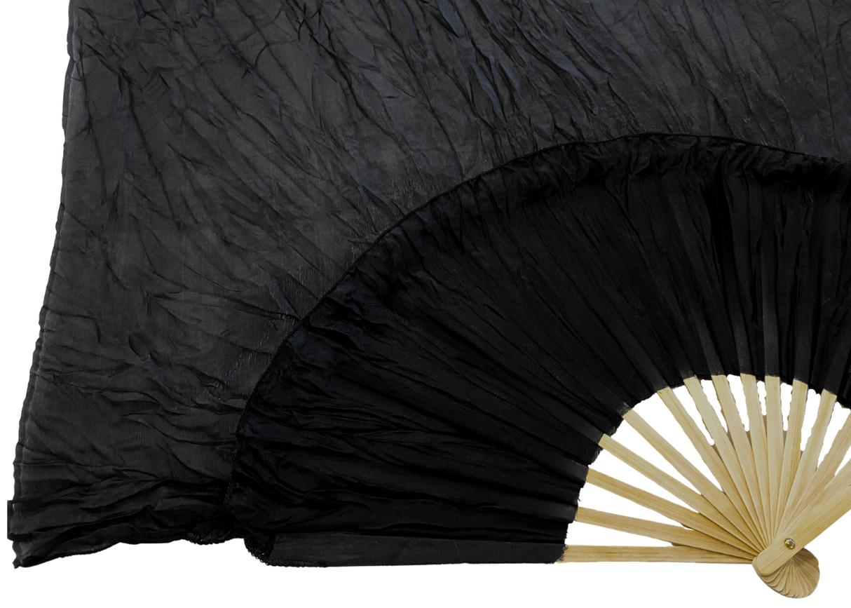 MALA viftevimpel. Viftevimpler er et af de nyeste håndredskaber på markedet. Viftevimplerne findes i flere forskellige flotte farvekombinationer.
Viftevimplen er fremstillet af 170 x 80 cm let og smidigt silkestof, monteret på en 55 cm bred vifte lav