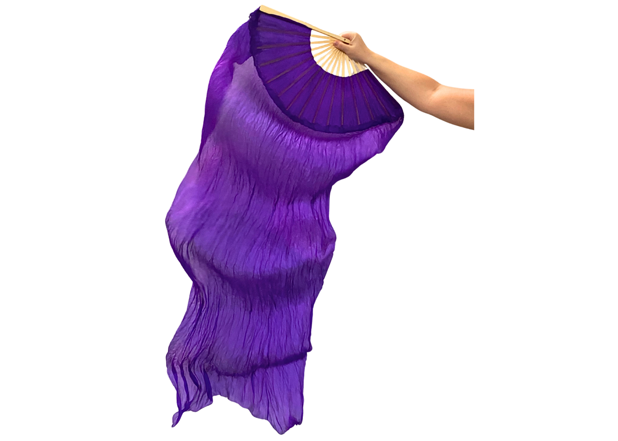 Viftevimpler er et af de nyeste håndredskaber på markedet. Viftevimplerne findes i flere forskellige flotte farvekombinationer.
Viftevimplen er fremstillet af 170 x 80 cm let og smidigt silkestof, monteret på en 55 cm bred vifte lavet af bambustræ.
E