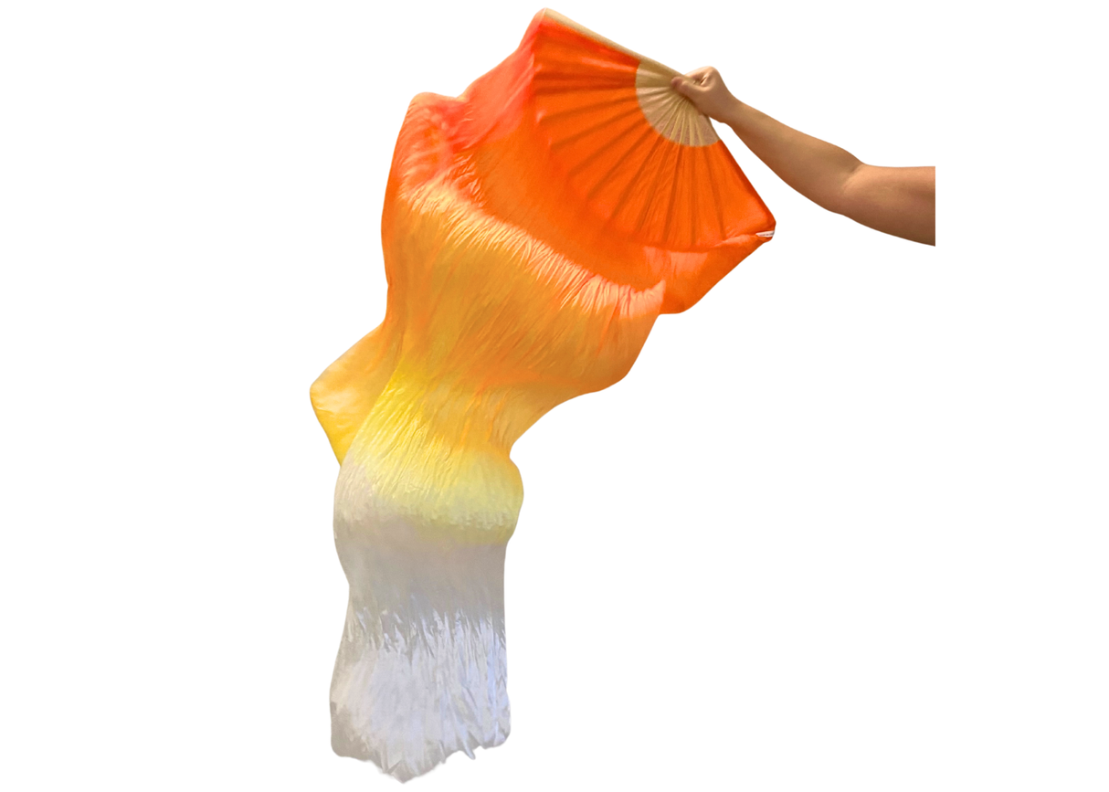 Viftevimpler er et af de nyeste håndredskaber på markedet. Viftevimplerne findes i flere forskellige flotte farvekombinationer.
Viftevimplen er fremstillet af 170 x 80 cm let og smidigt silkestof, monteret på en 55 cm bred vifte lavet af bambustræ.
E